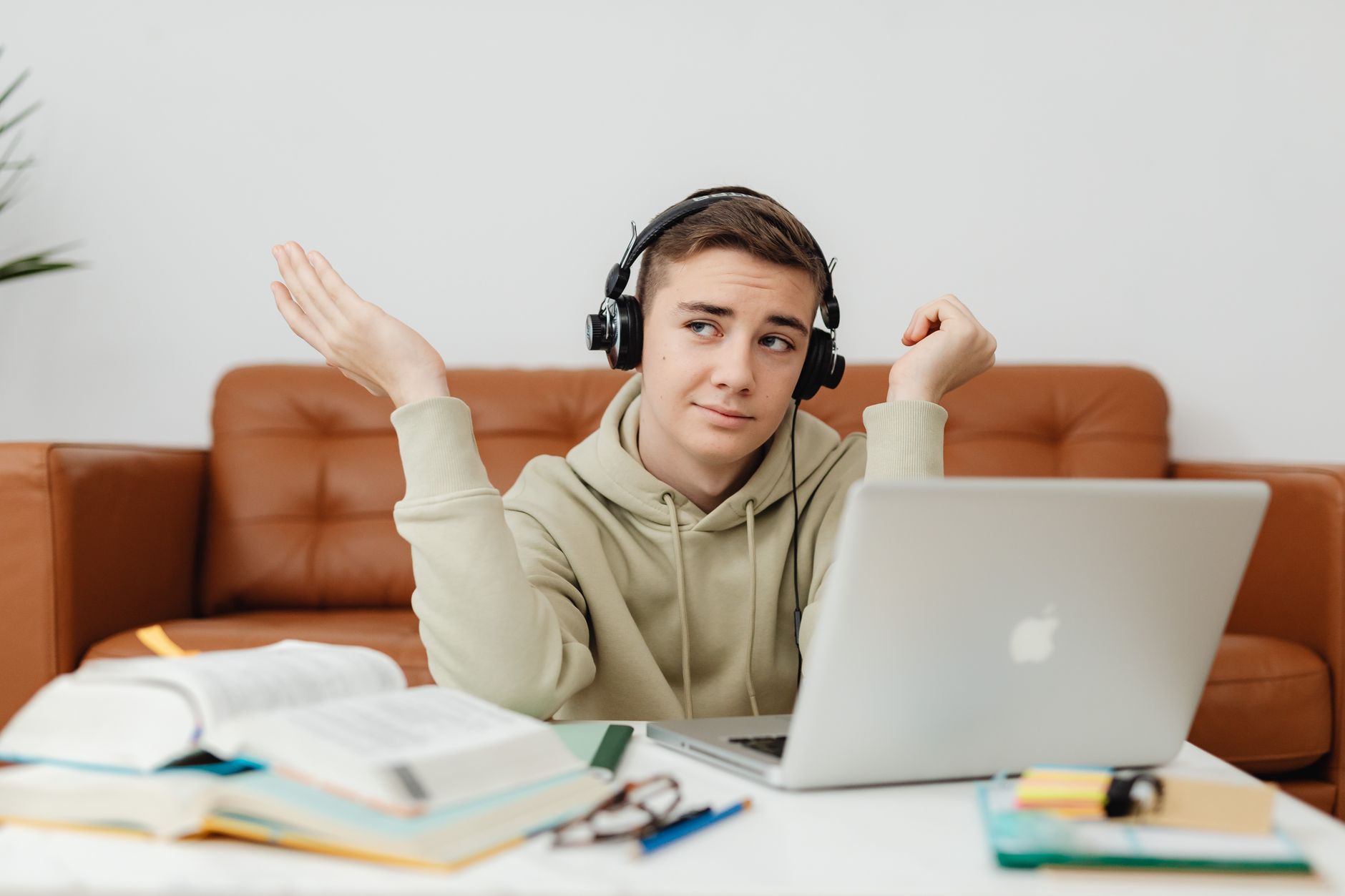 Žiak sa učí online na notebooku so slúchadlami
